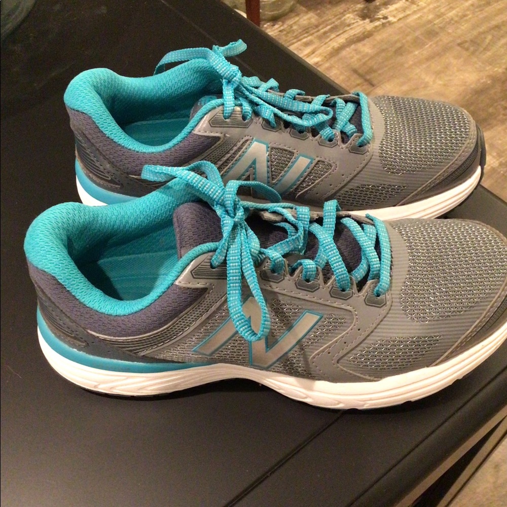 Women’s New Balance 560v7 sneakers size 7 ultra soft ortholite insole.
